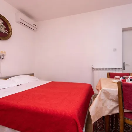 Guest house & Mira Baska (Krk)